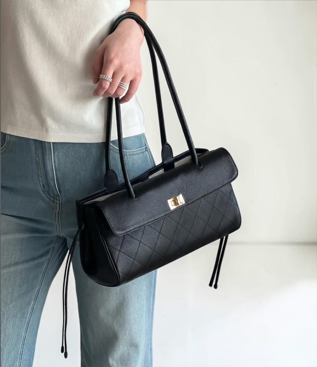 本革ロングハンドルバッグモデル着用|BLACK | 上質レザー×高見えキルティング|返品無料【LUVILIA公式】