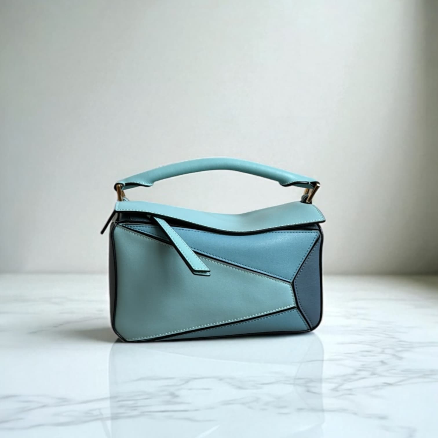 181 本革パズルバッグ ブルー / 幾何学パズル風ステッチデザインで大人の余裕と遊び心を、ひとつのバッグに / ルビリア