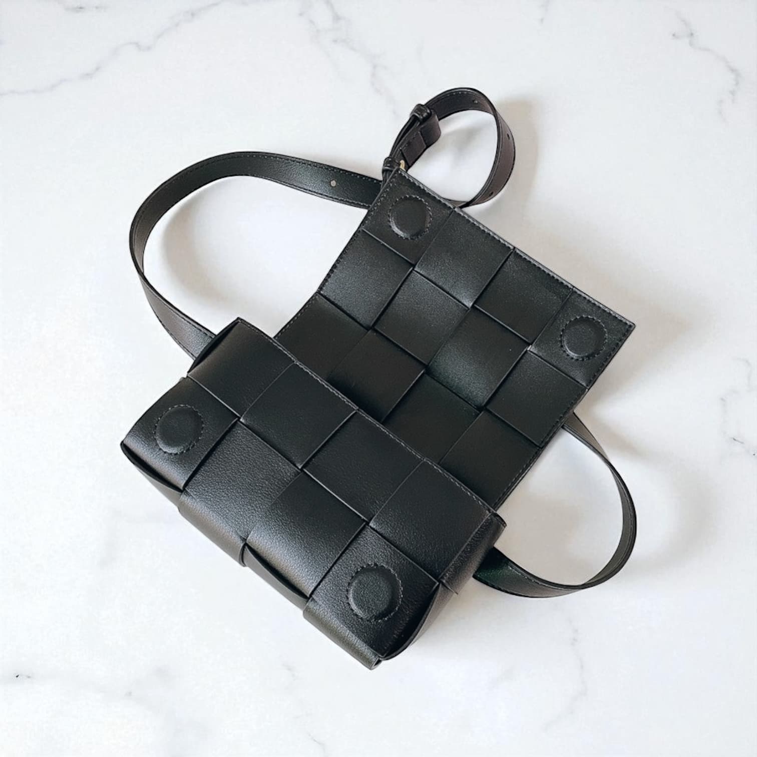 230 牛革編み込みミニバッグ ブラック|2WAYストラップでカジュアルにも華やかにも