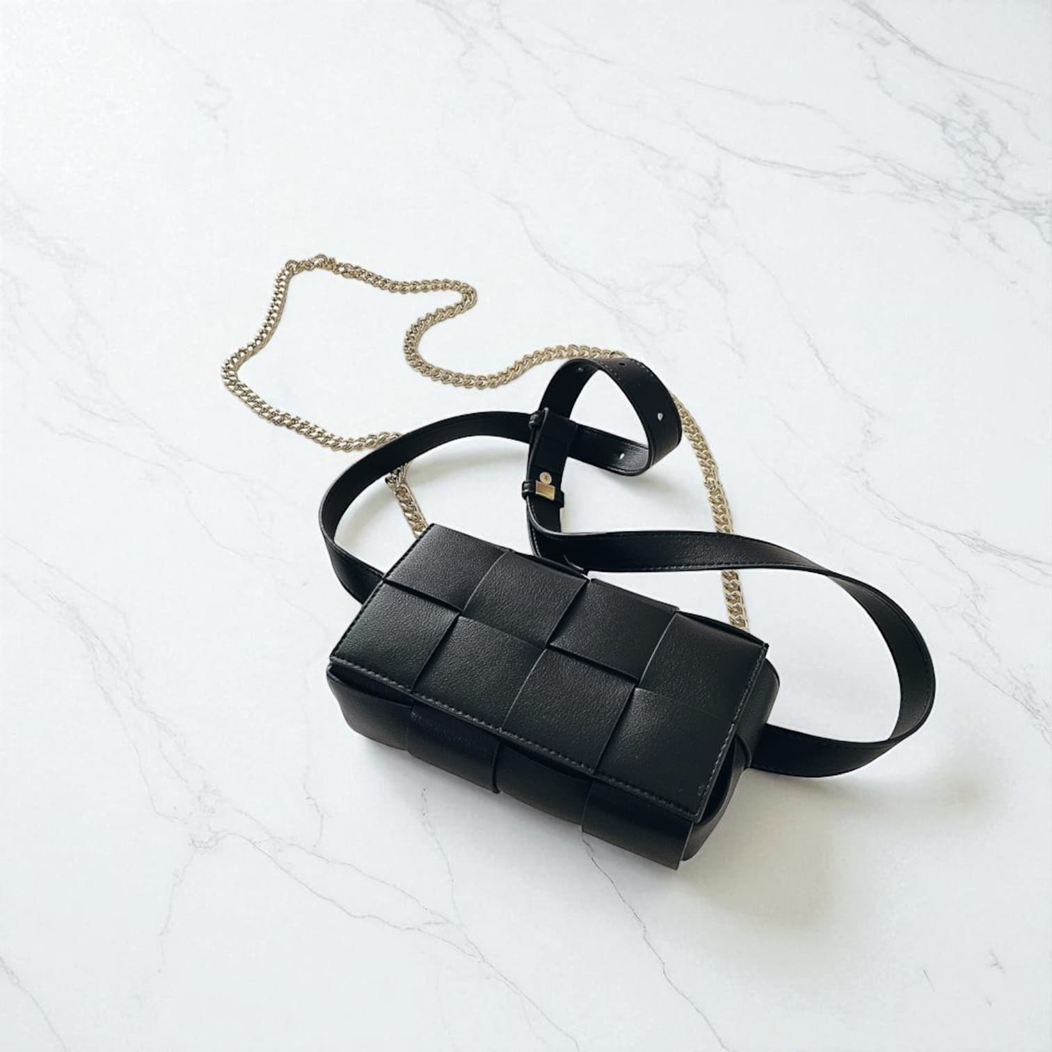 230 牛革編み込みミニバッグ ブラック|2WAYストラップでカジュアルにも華やかにも