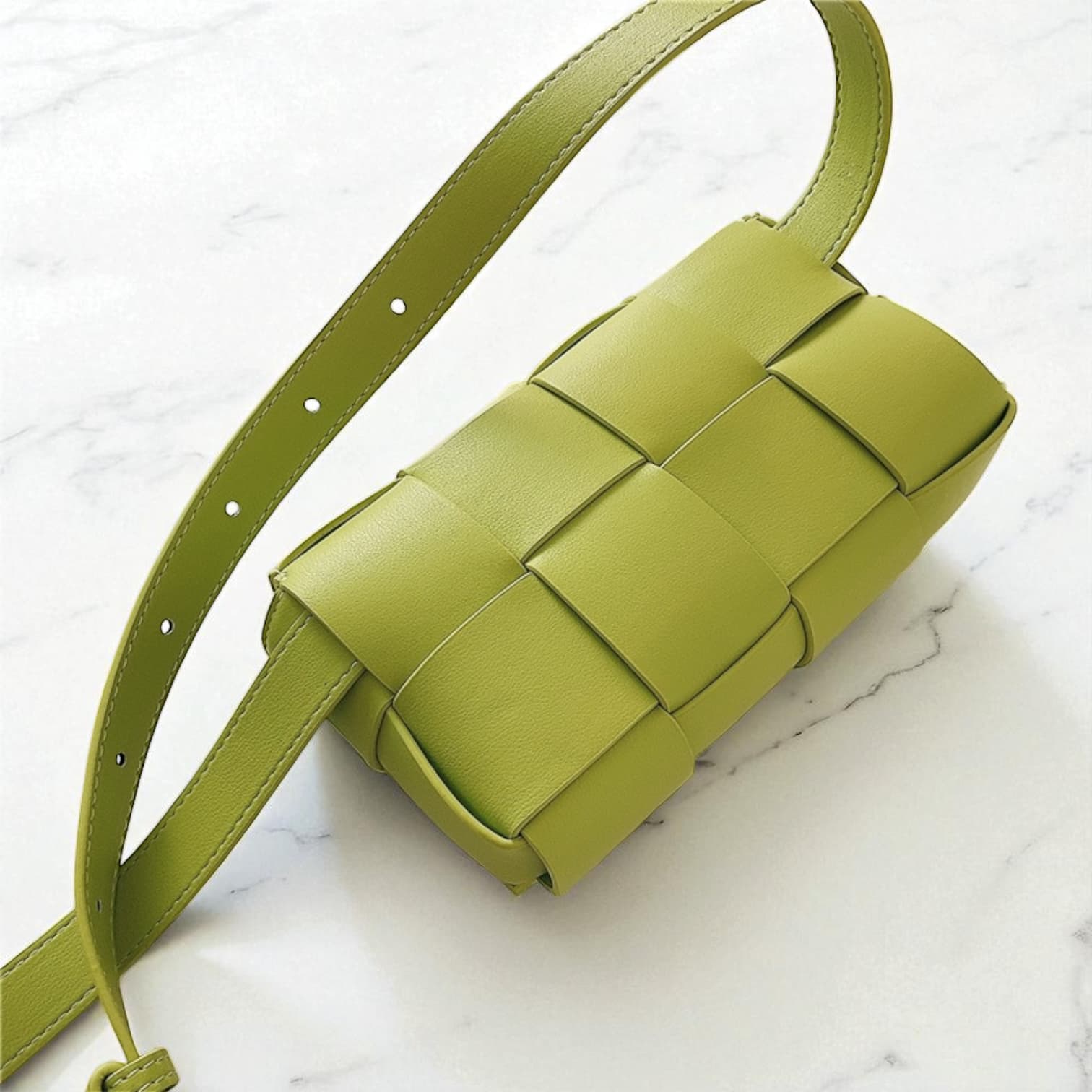 230 牛革編み込みミニバッグ グリーン|2WAYストラップでカジュアルにも華やかにも