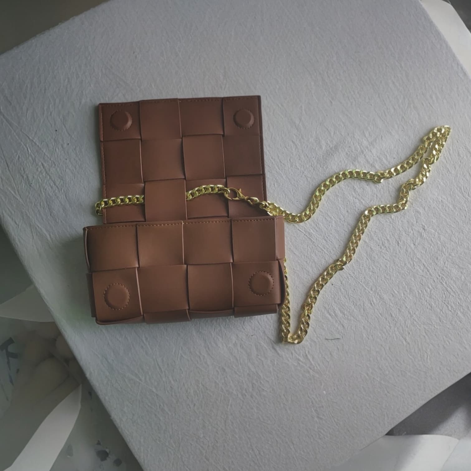 230 牛革編み込みミニバッグ ブラウン|2WAYストラップでカジュアルにも華やかにも