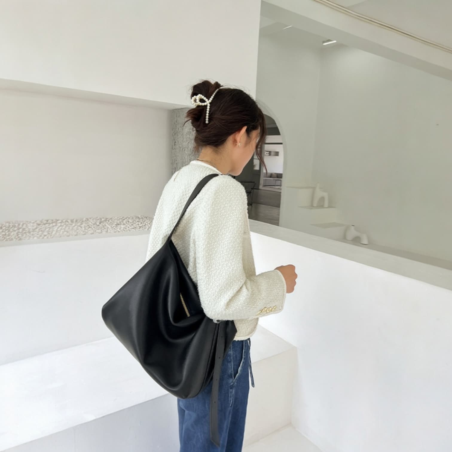 387 牛革ナチュラルショルダーバッグ ブラック / A4対応で仕事にも最適