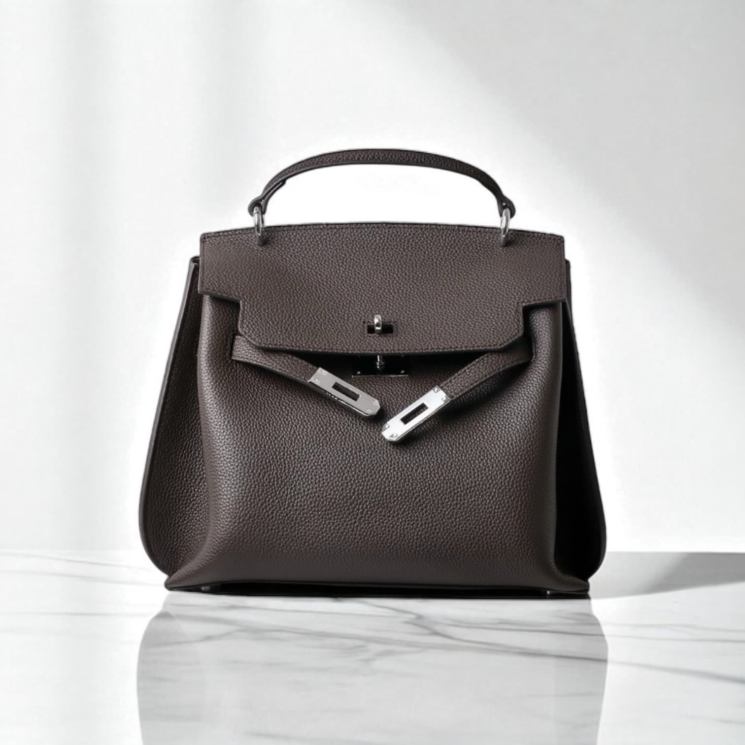 441 牛革フラップベルトバッグ Mサイズ チャコール / 収納力を確保しながら美しいフォルム