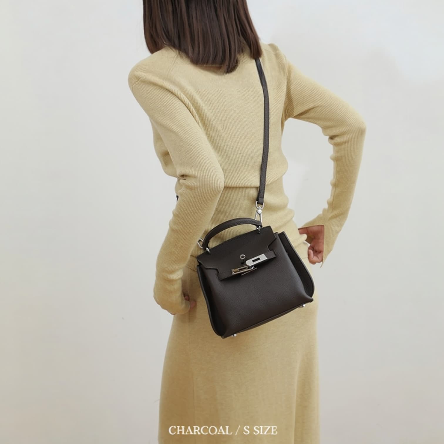 441 牛革フラップベルトバッグ Sサイズ チャコール / 小ぶりでも、存在感は十分