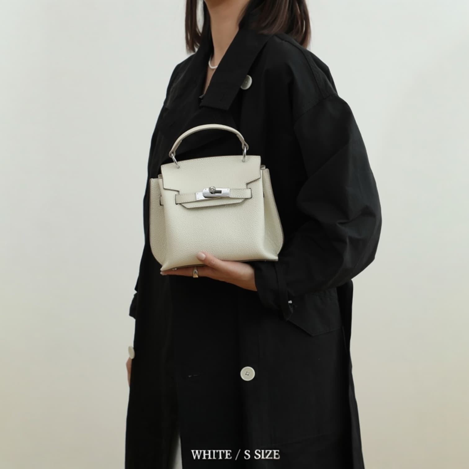 441 牛革フラップベルトバッグ Sサイズ ホワイト / 小ぶりでも、存在感は十分
