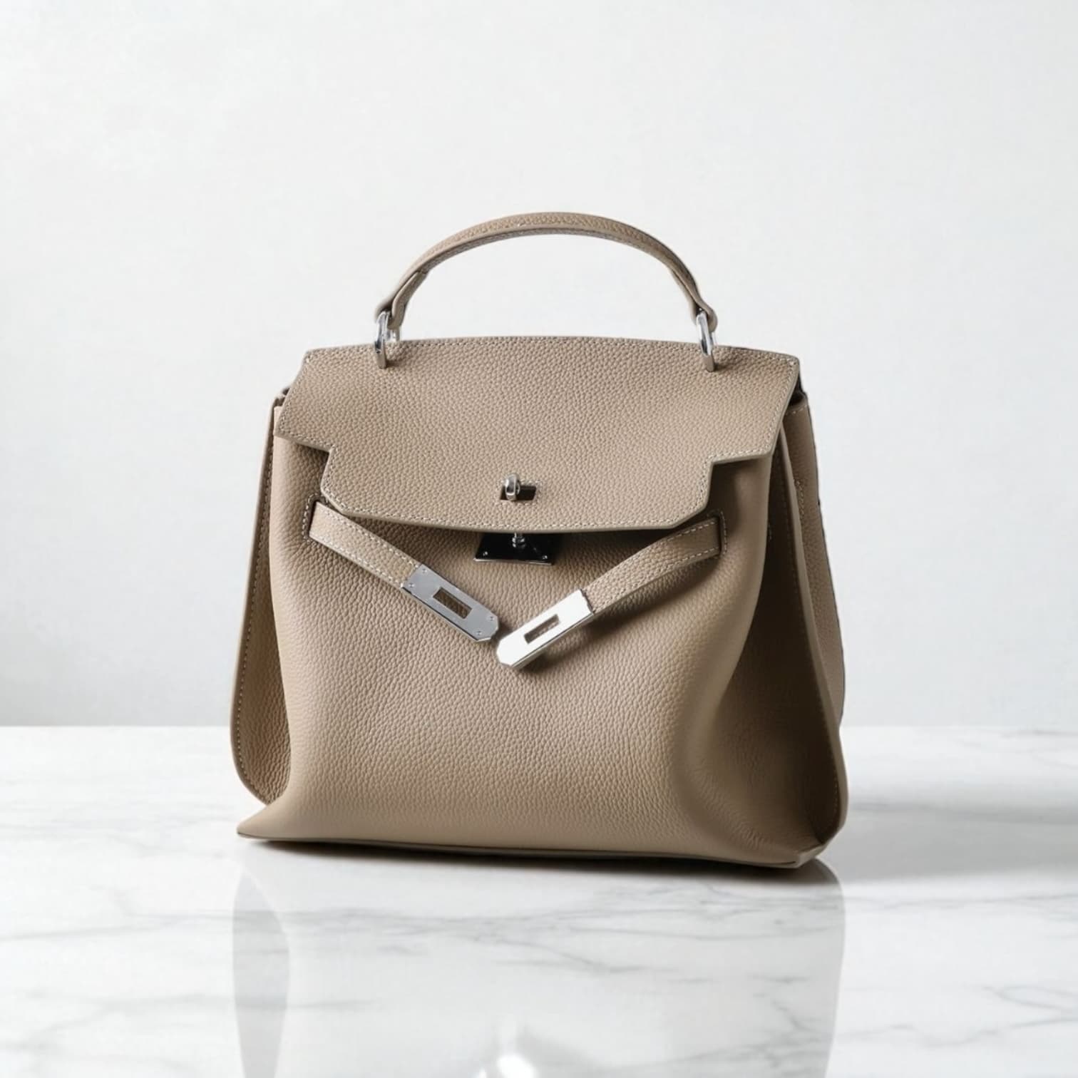 441 牛革フラップベルトバッグ Mサイズ ベージュ / 収納力を確保しながら美しいフォルム