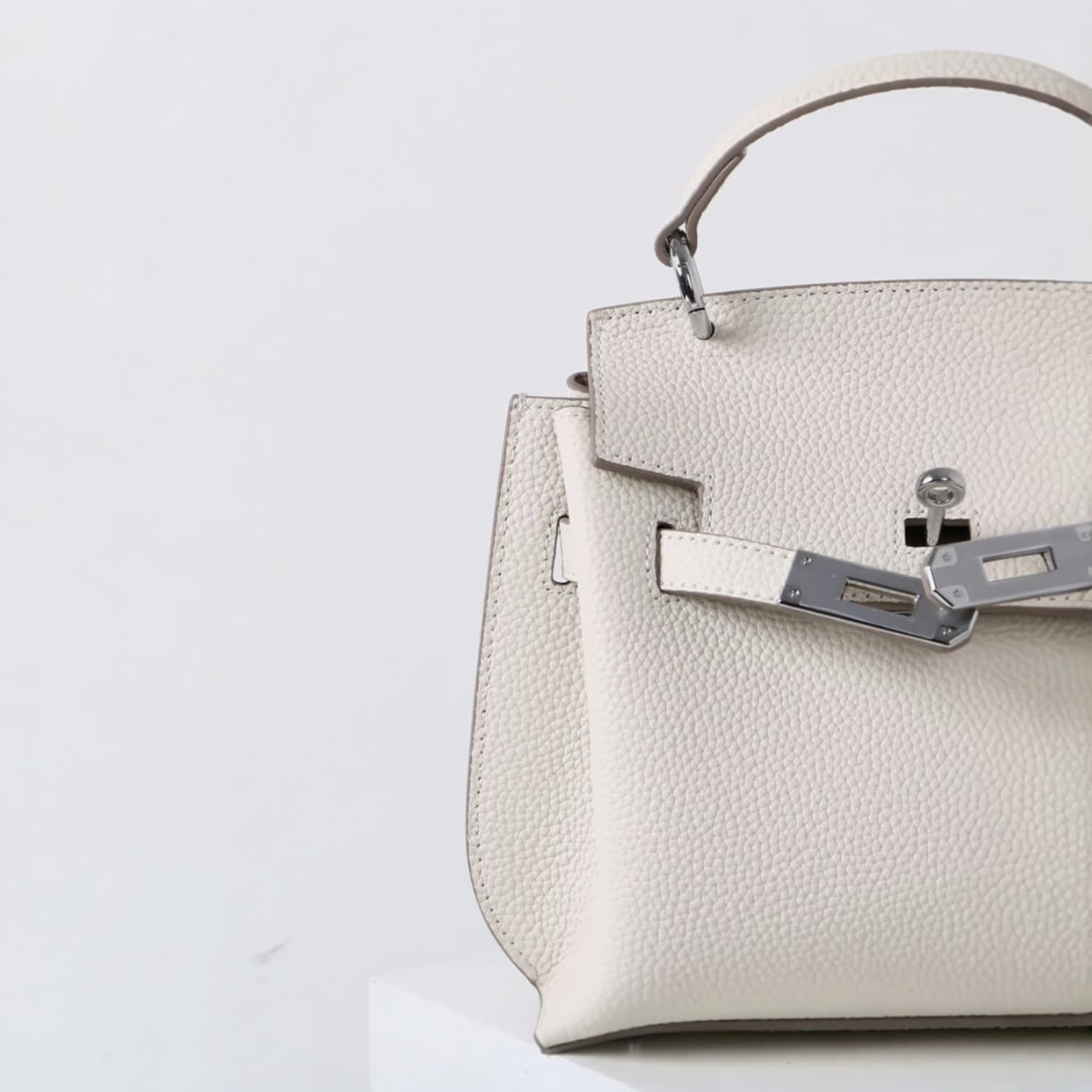 441 牛革フラップベルトバッグ Sサイズ ホワイト / 小ぶりでも、存在感は十分