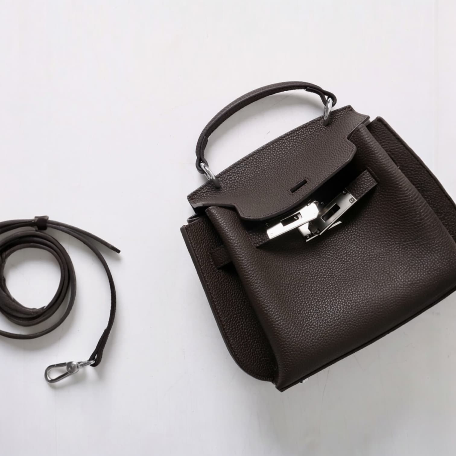 441 牛革フラップベルトバッグ Sサイズ チャコール / 小ぶりでも、存在感は十分