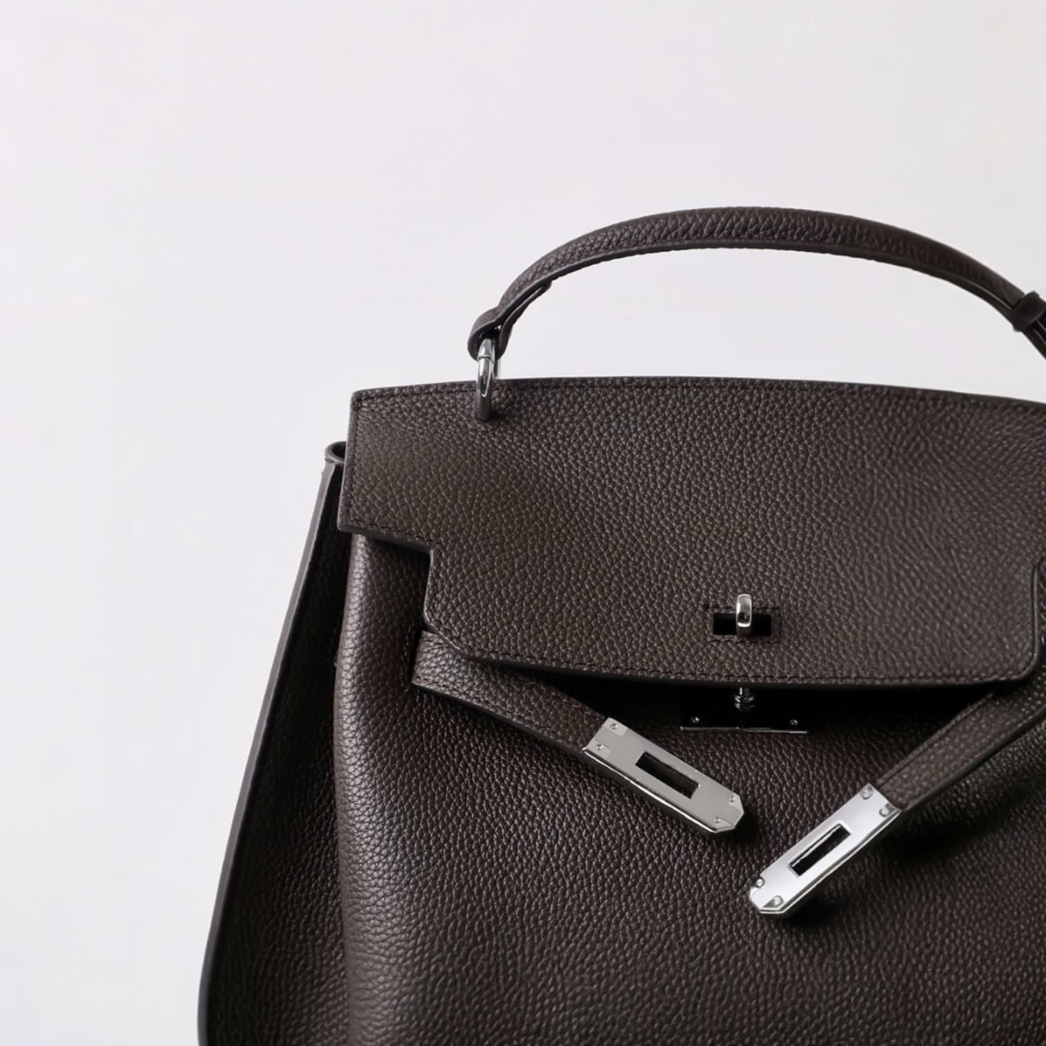 441 牛革フラップベルトバッグ Mサイズ チャコール / 収納力を確保しながら美しいフォルム