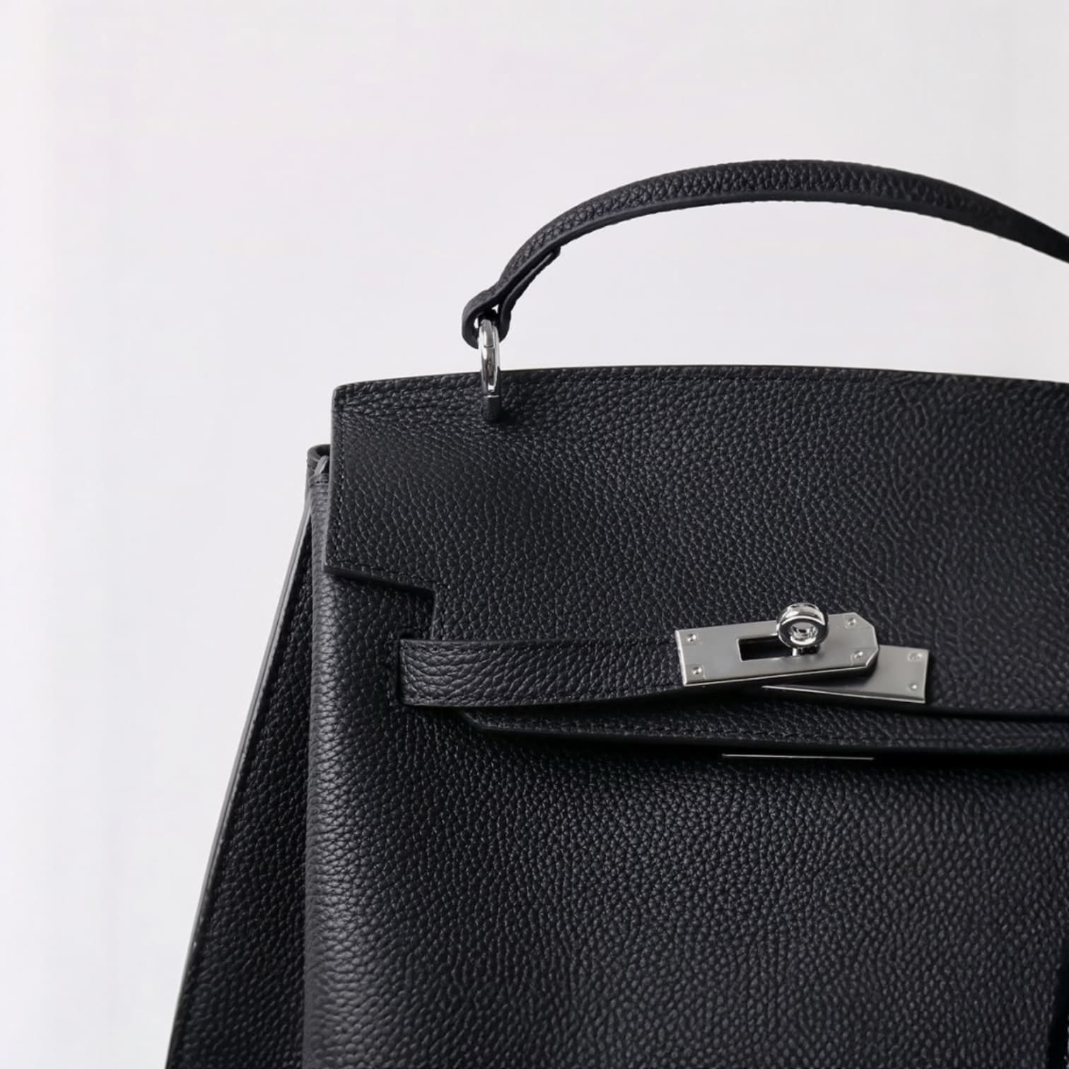 441 牛革フラップベルトバッグ Mサイズ ブラック / 収納力を確保しながら美しいフォルム