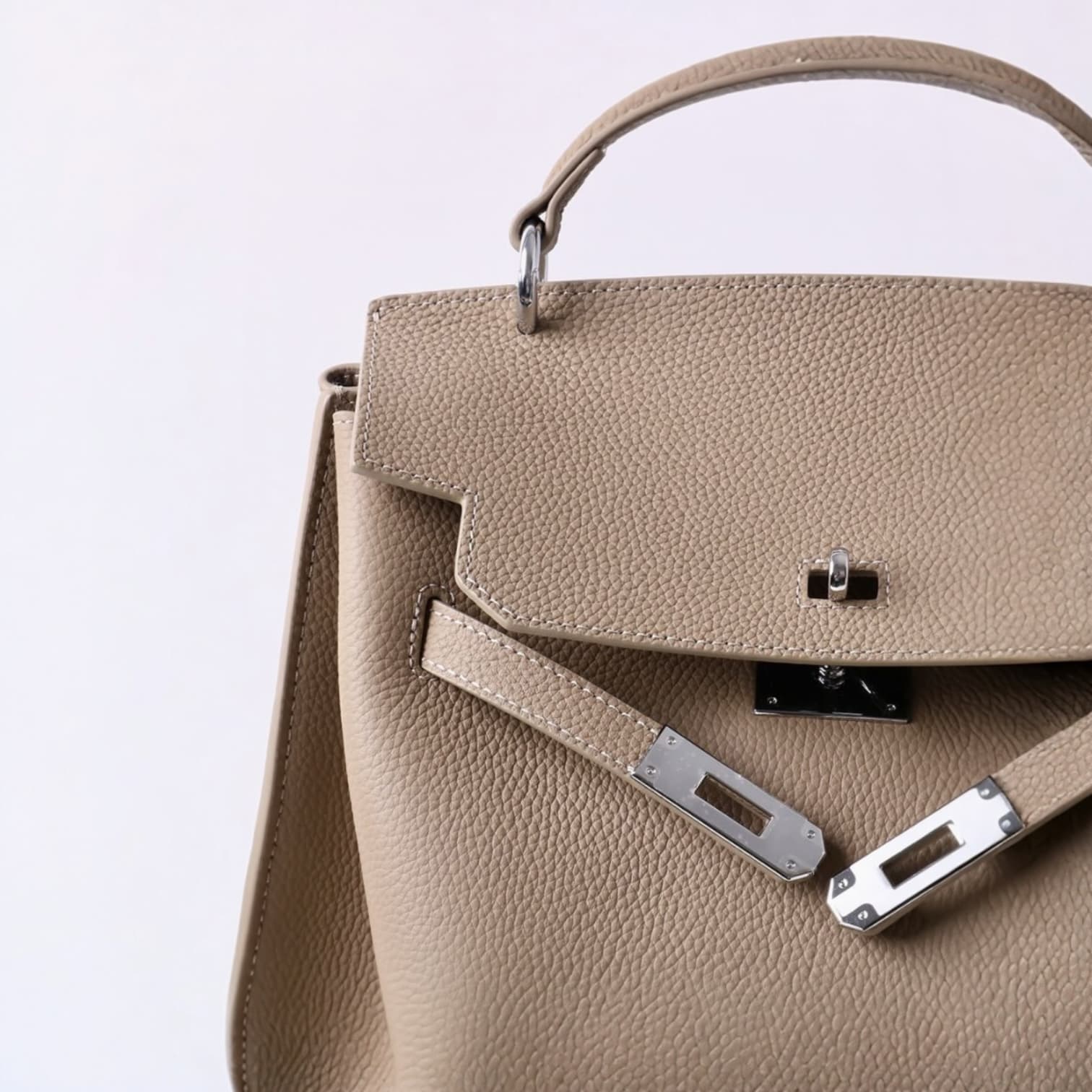 441 牛革フラップベルトバッグ Mサイズ ベージュ / 収納力を確保しながら美しいフォルム