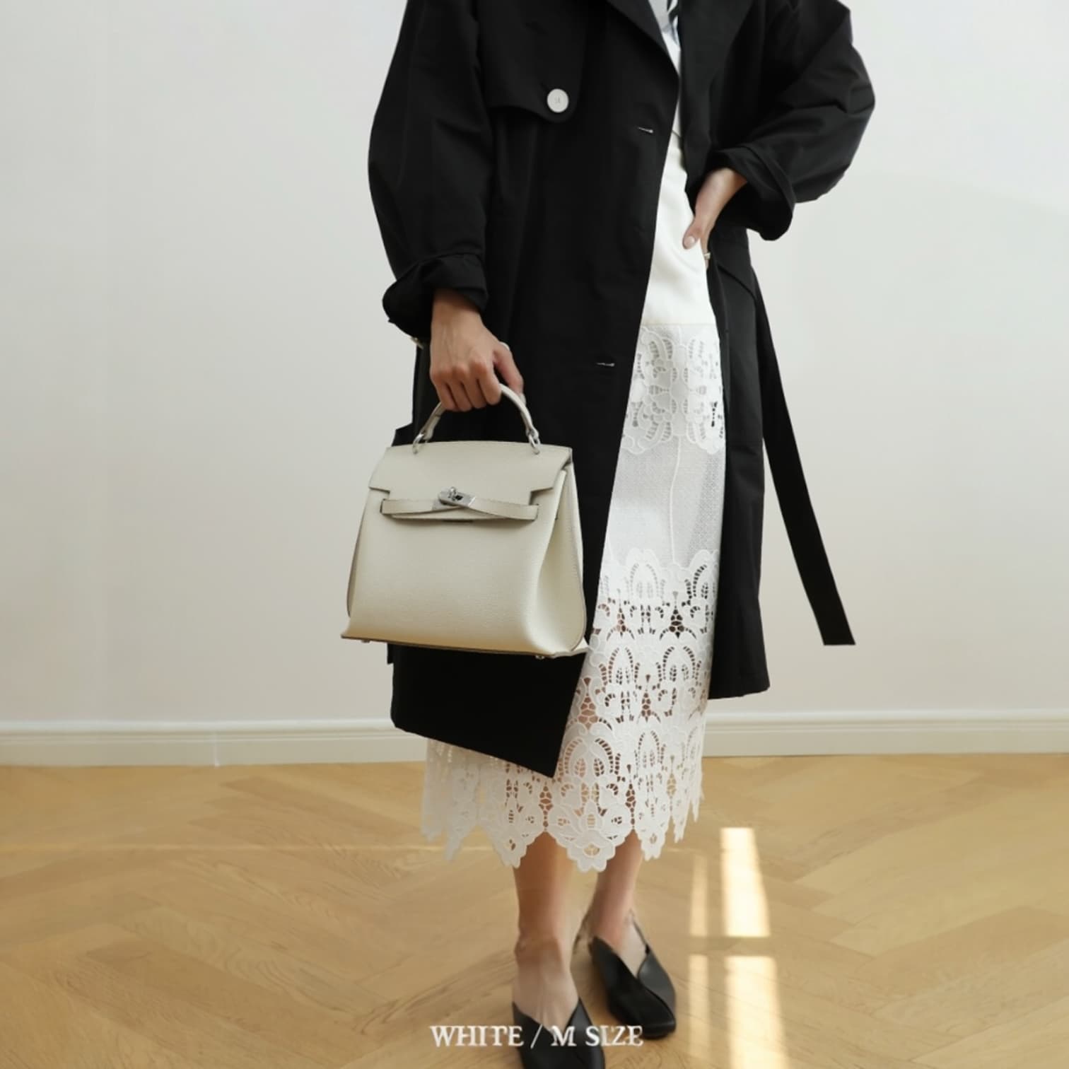 441 牛革フラップベルトバッグ Mサイズ ホワイト / 収納力を確保しながら美しいフォルム