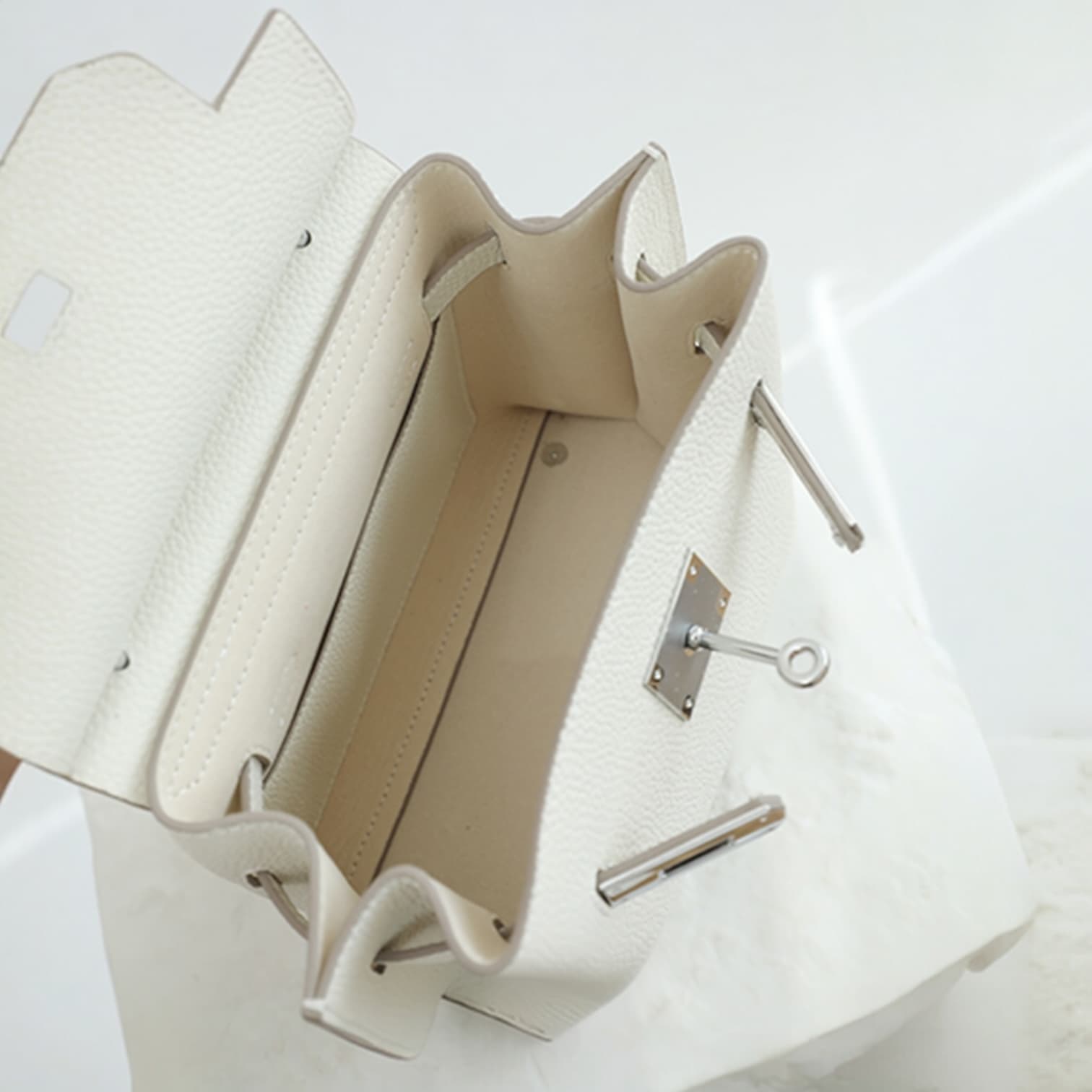 441 牛革フラップベルトバッグ Sサイズ ホワイト / 収納力を確保しながら美しいフォルム