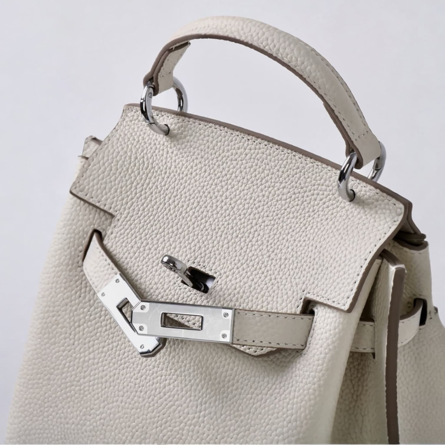 441 牛革フラップベルトバッグ Sサイズ ホワイト / 小ぶりでも、存在感は十分