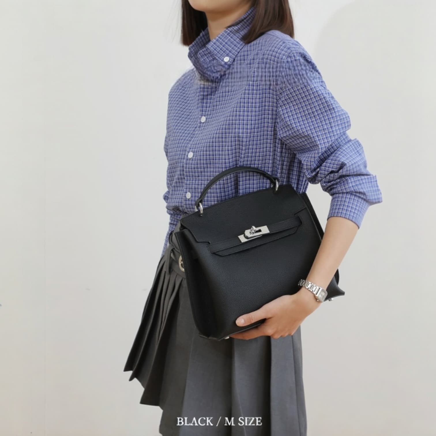 441 牛革フラップベルトバッグ Mサイズ ブラック / 収納力を確保しながら美しいフォルム