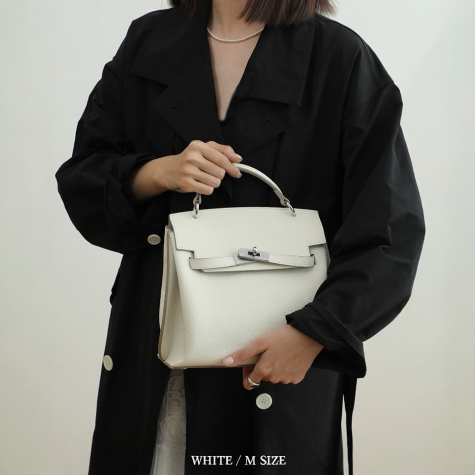 441 牛革フラップベルトバッグ Mサイズ ホワイト / 収納力を確保しながら美しいフォルム