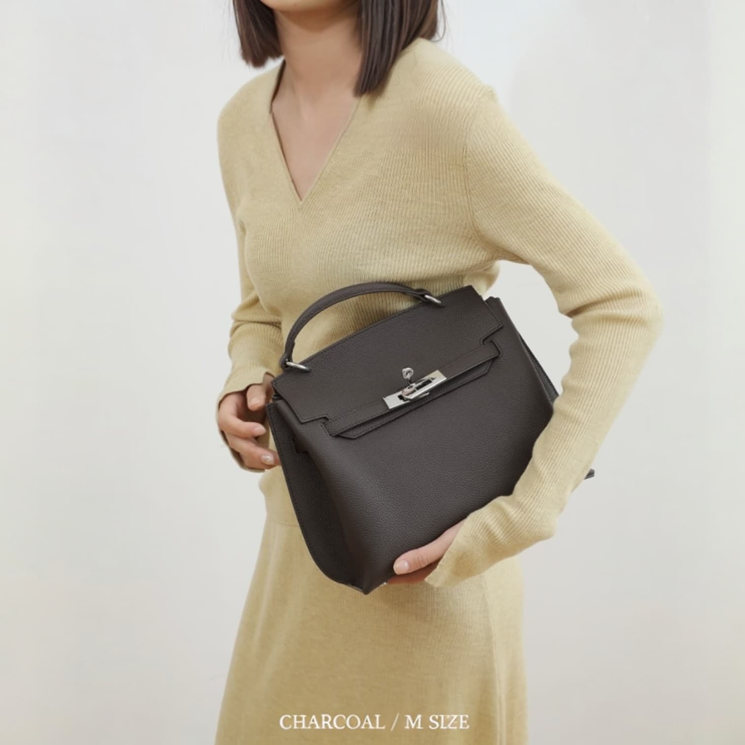 441 牛革フラップベルトバッグ Mサイズ チャコール / 収納力を確保しながら美しいフォルム