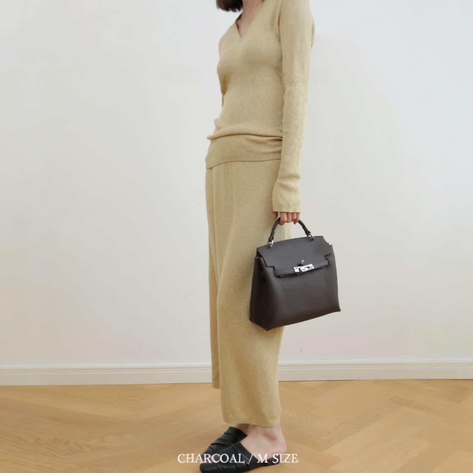 441 牛革フラップベルトバッグ Mサイズ チャコール / 収納力を確保しながら美しいフォルム