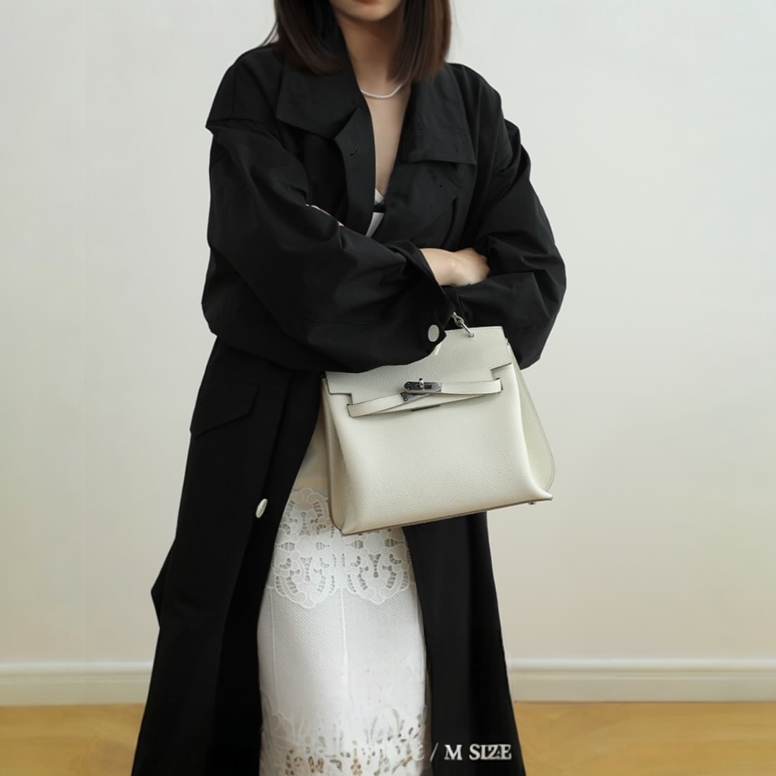 441 牛革フラップベルトバッグ Mサイズ ホワイト / 収納力を確保しながら美しいフォルム