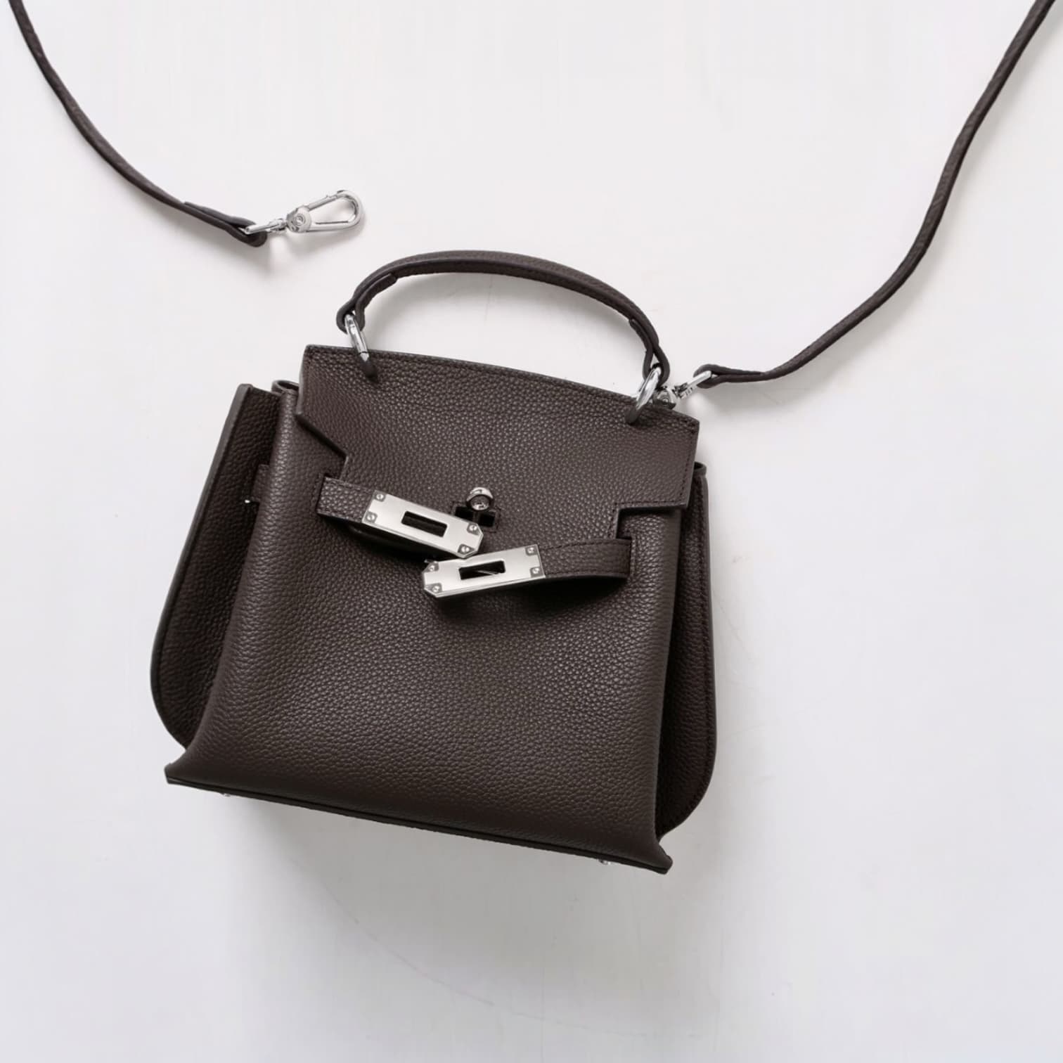 441 牛革フラップベルトバッグ Sサイズ チャコール / 小ぶりでも、存在感は十分