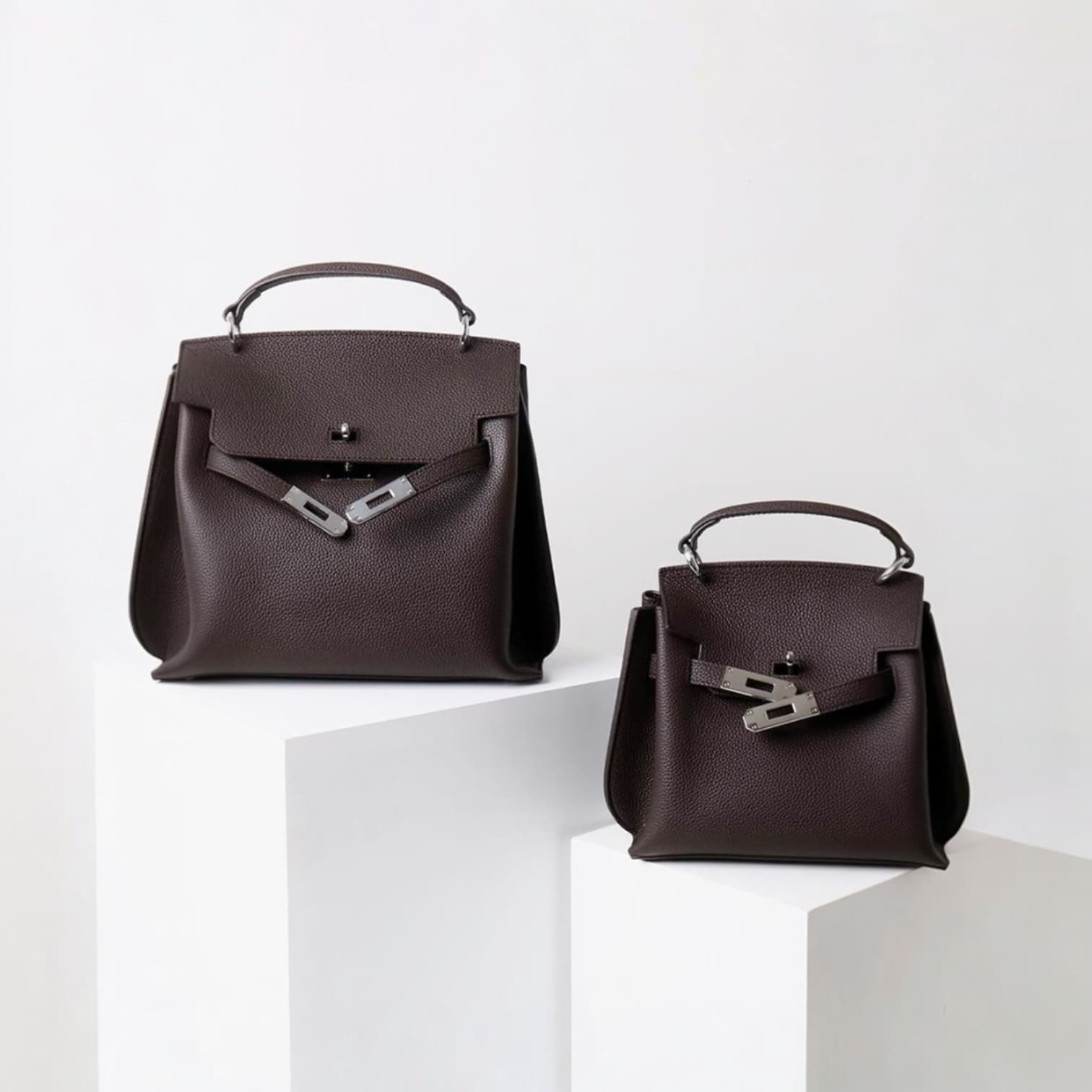 441 牛革フラップベルトバッグ Mサイズ&Sサイズ チャコール / 収納力を確保しながら美しいフォルム