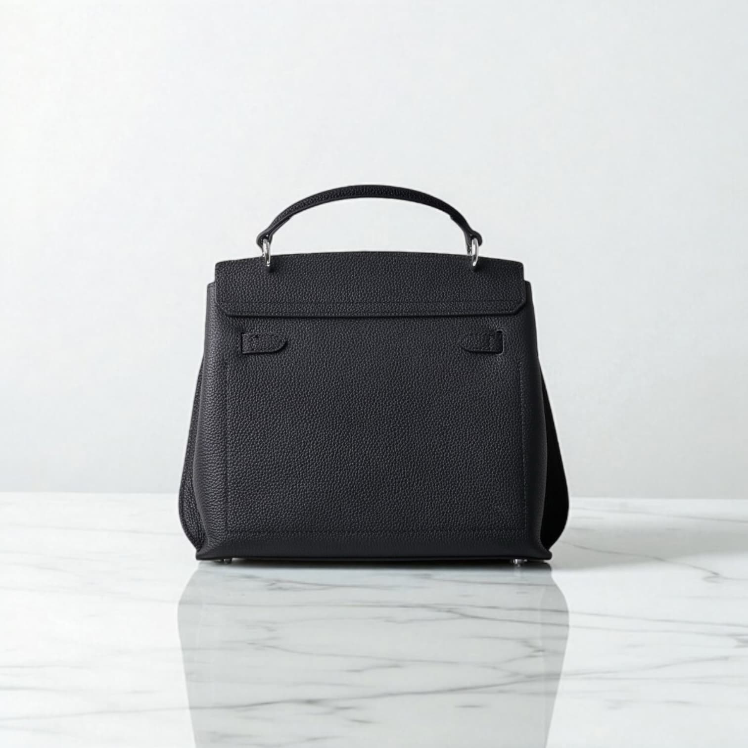 441 牛革フラップベルトバッグ Sサイズ ブラック / 小ぶりでも、存在感は十分