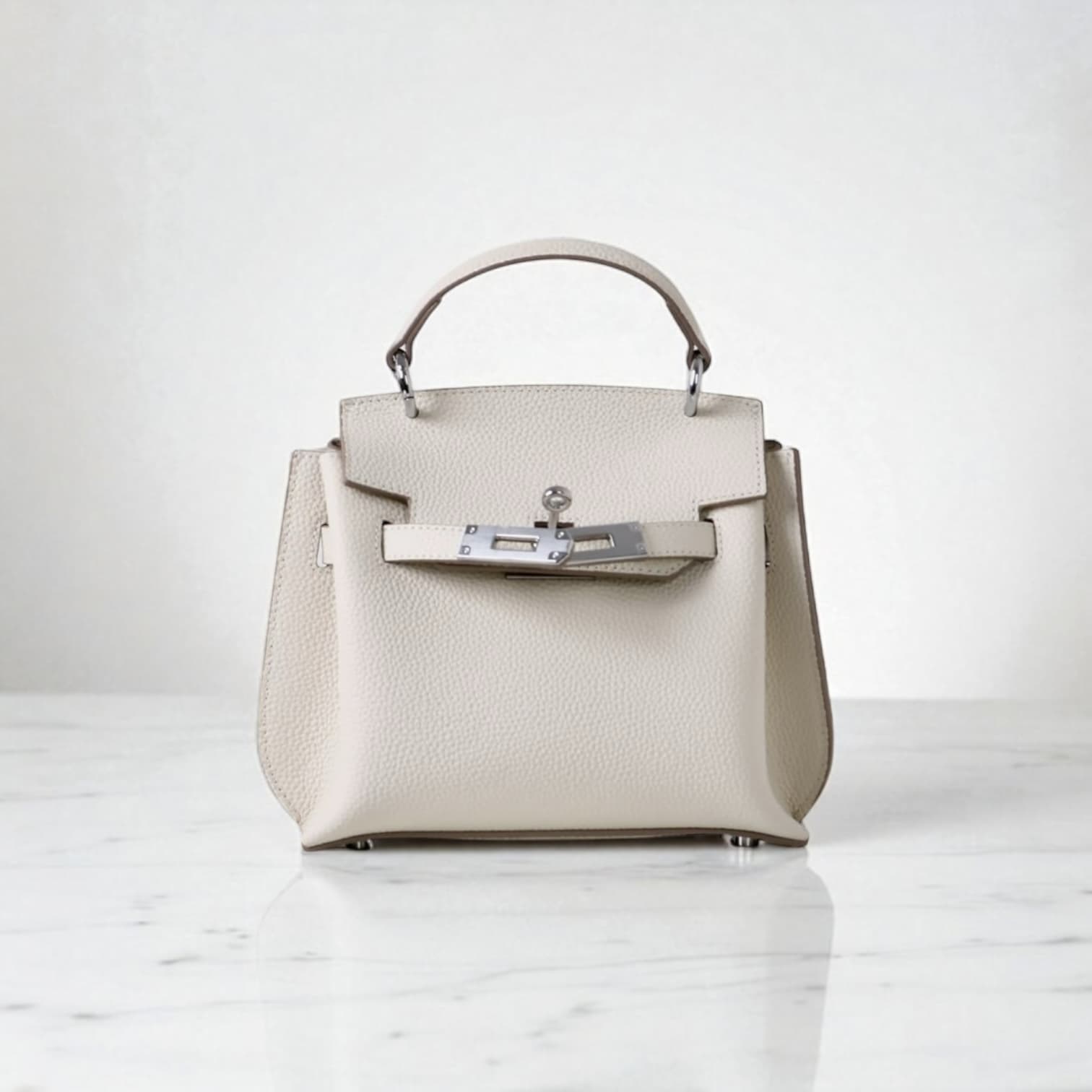 441 牛革フラップベルトバッグ Sサイズ ホワイト / 小ぶりでも、存在感は十分