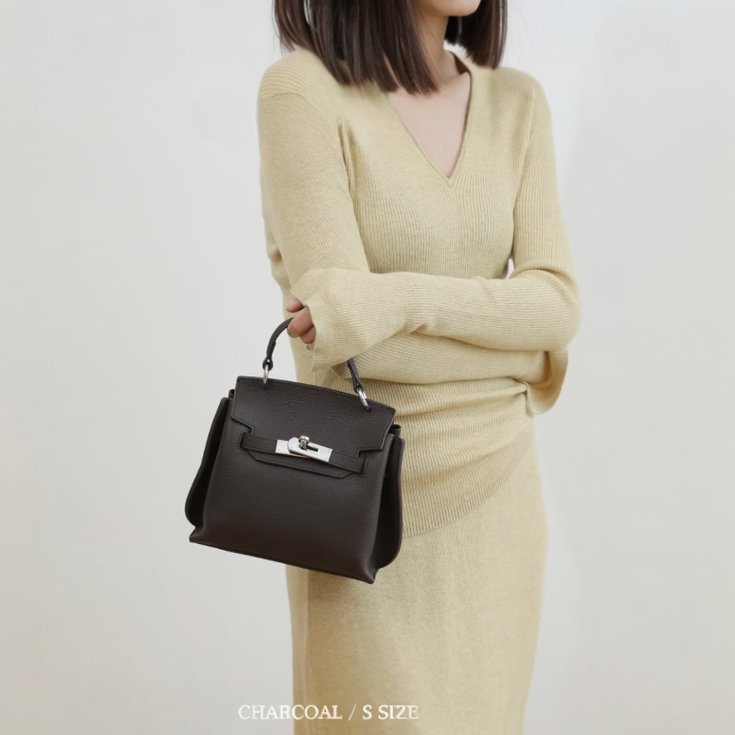 441 牛革フラップベルトバッグ Sサイズ チャコール / 小ぶりでも、存在感は十分