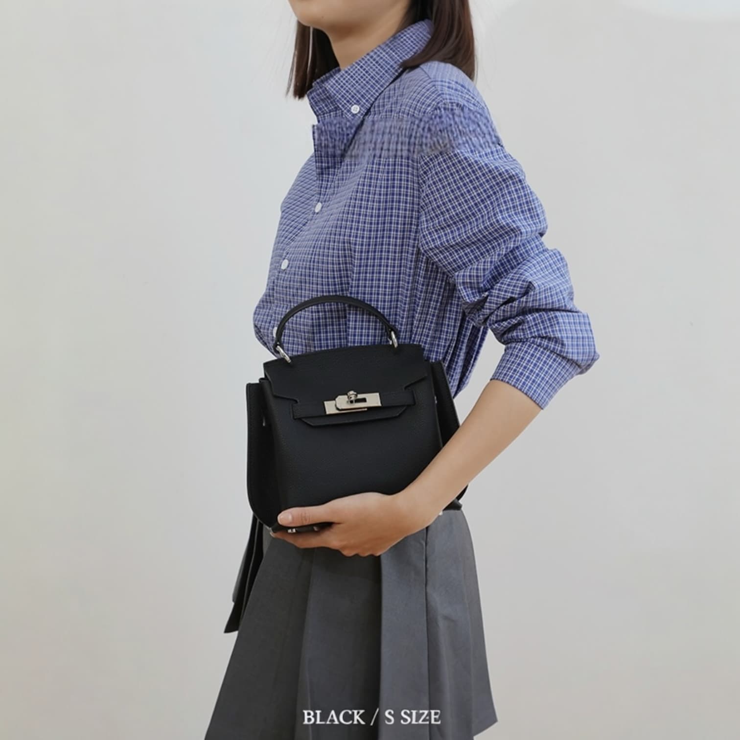 441 牛革フラップベルトバッグ Sサイズ ブラック / 小ぶりでも、存在感は十分