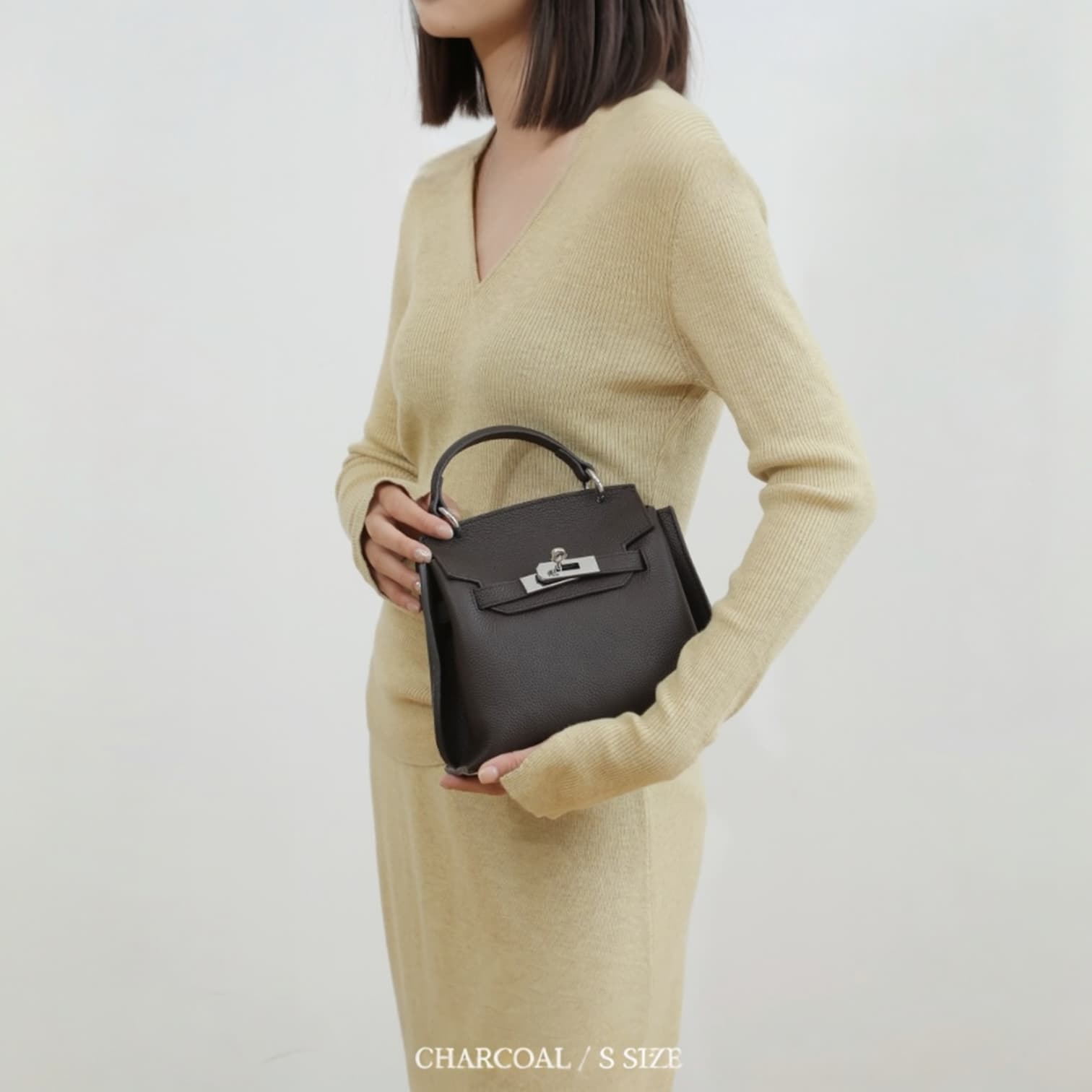 441 牛革フラップベルトバッグ Sサイズ チャコール / 小ぶりでも、存在感は十分