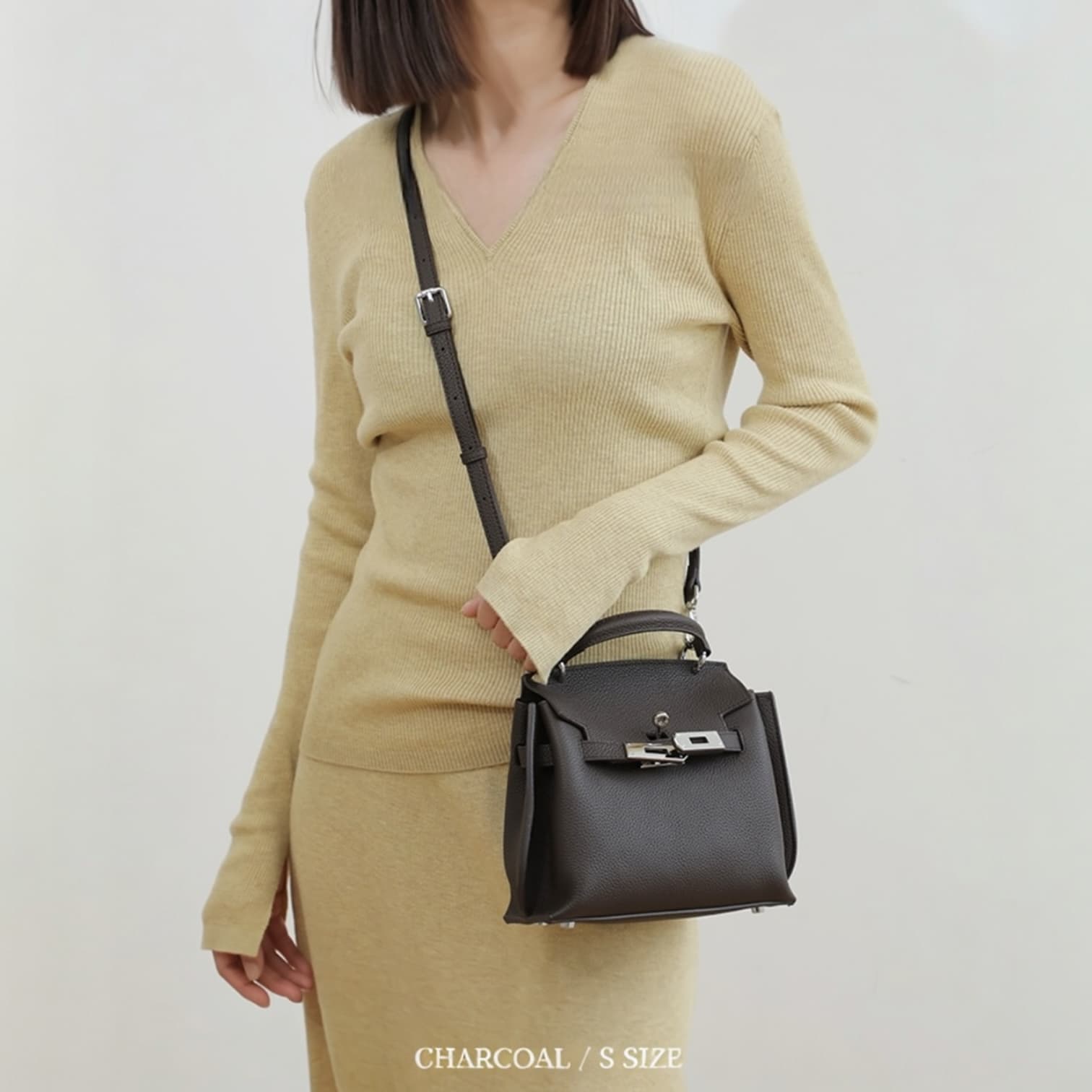 441 牛革フラップベルトバッグ Sサイズ チャコール / 小ぶりでも、存在感は十分