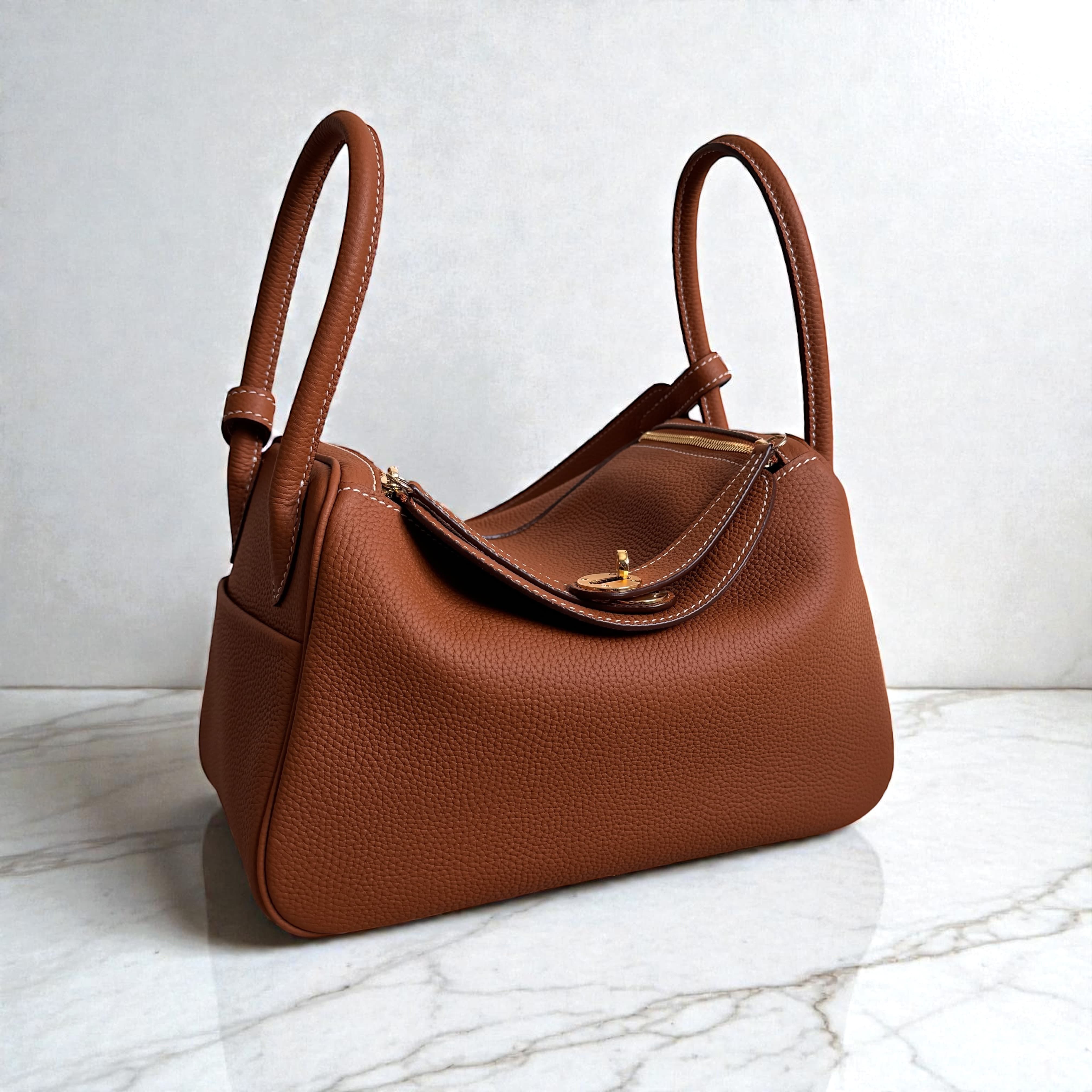 212 本革RDバッグ Mサイズ ブラウン / 肩掛けでも、手に持っても美しく見える計算されたハンドル設計