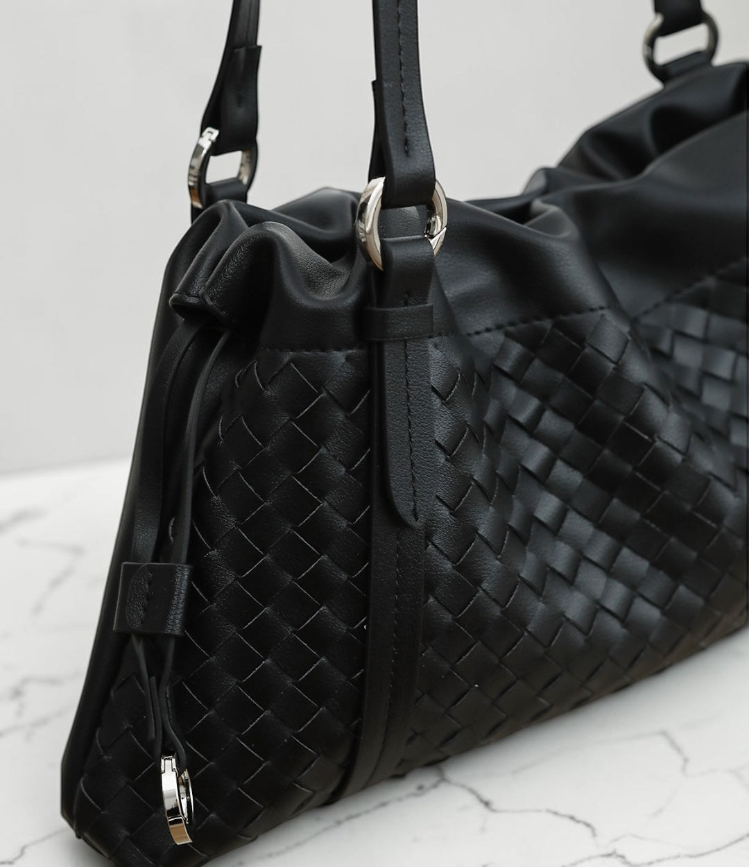 本革編み込み巾着ロングハンドルバッグ BLACK 上品な横長フォルムの軽量レザーバッグ LUVILIA ルビリア