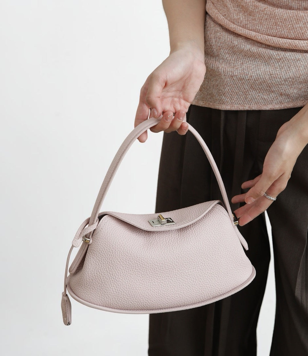 本革メタルバックルFLバッグ ピンク 着用写真 斜め掛けできる上品2WAYバッグ ルビリア LUVILIA