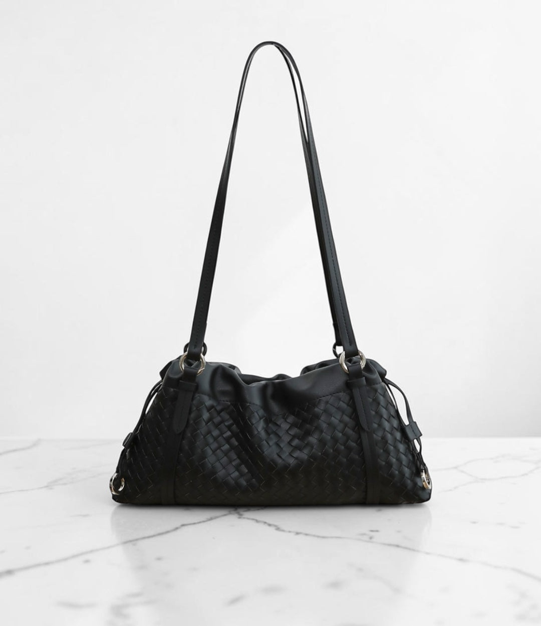 本革編み込み巾着ロングハンドルバッグ BLACK 上品な横長フォルムの軽量レザーバッグ LUVILIA ルビリア