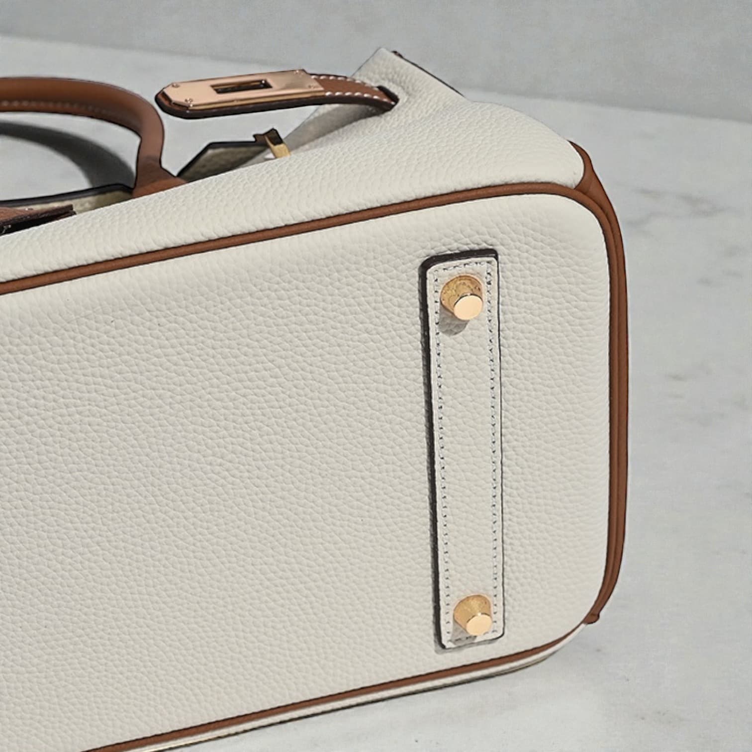 582 本革フロントベルトE&Wバッグ WHITE×BROWN ゴールド金具 通勤・セレモニー対応 ルビリア
