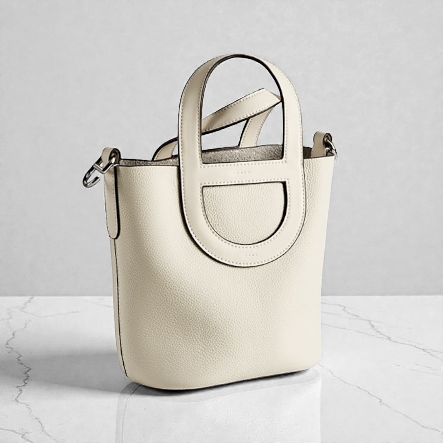 577 本革OVALハンドルバケットバッグ ホワイト 楕円ハンドルが映えるきちんとバッグ ルビリア
