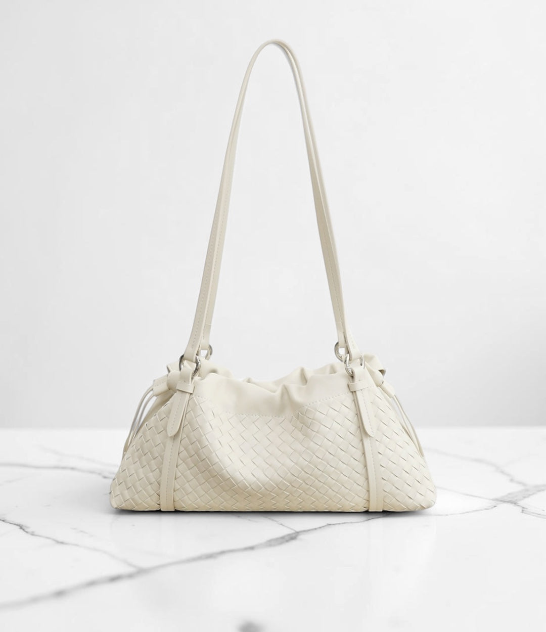 本革編み込み巾着ロングハンドルバッグ WHITE 上品な横長フォルムの軽量レザーバッグ LUVILIA ルビリア