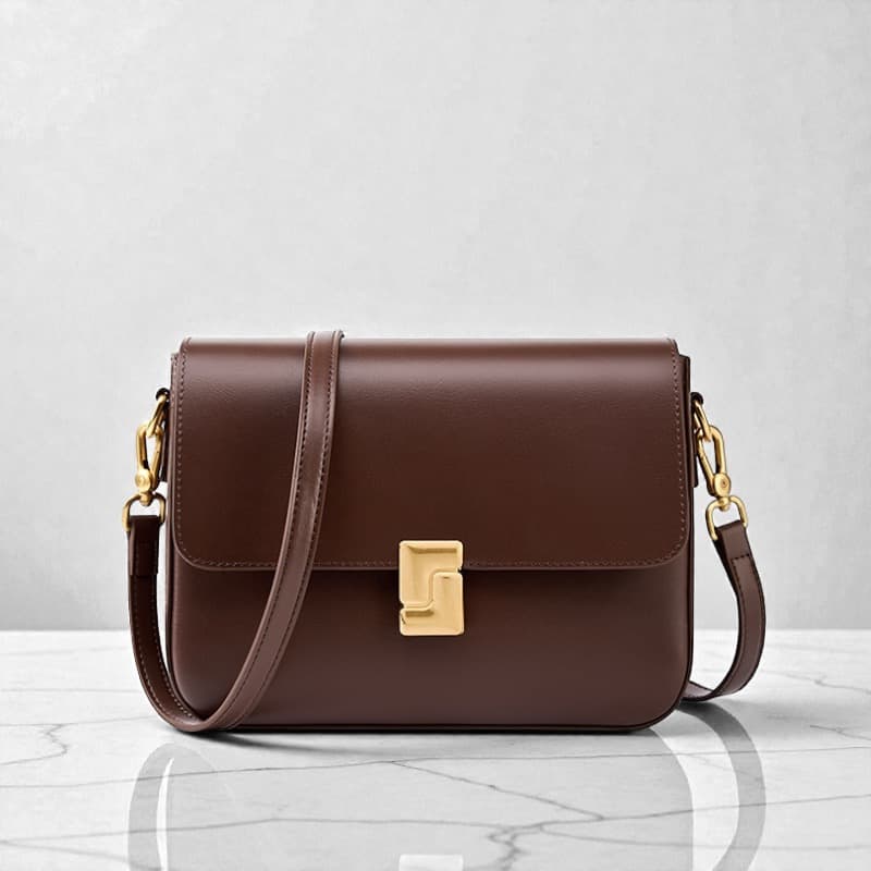 586 本革クラシカルBOXショルダーバッグ モカ|艶レザーとゴールド金具で上品見え ルビリア