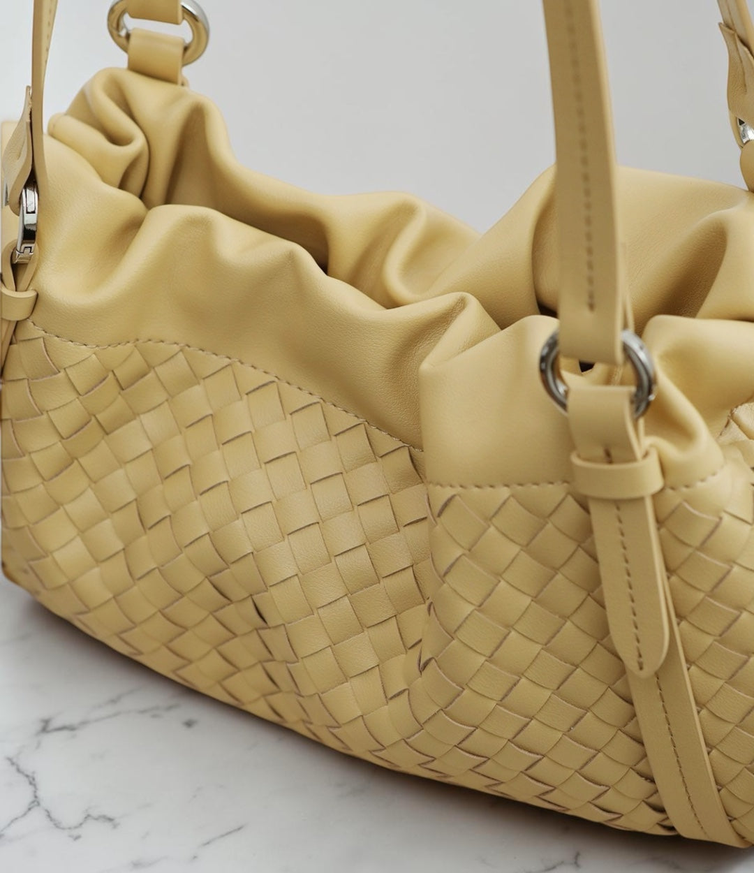 本革編み込み巾着ロングハンドルバッグ YELLOW 上品な横長フォルムの軽量レザーバッグ LUVILIA ルビリア