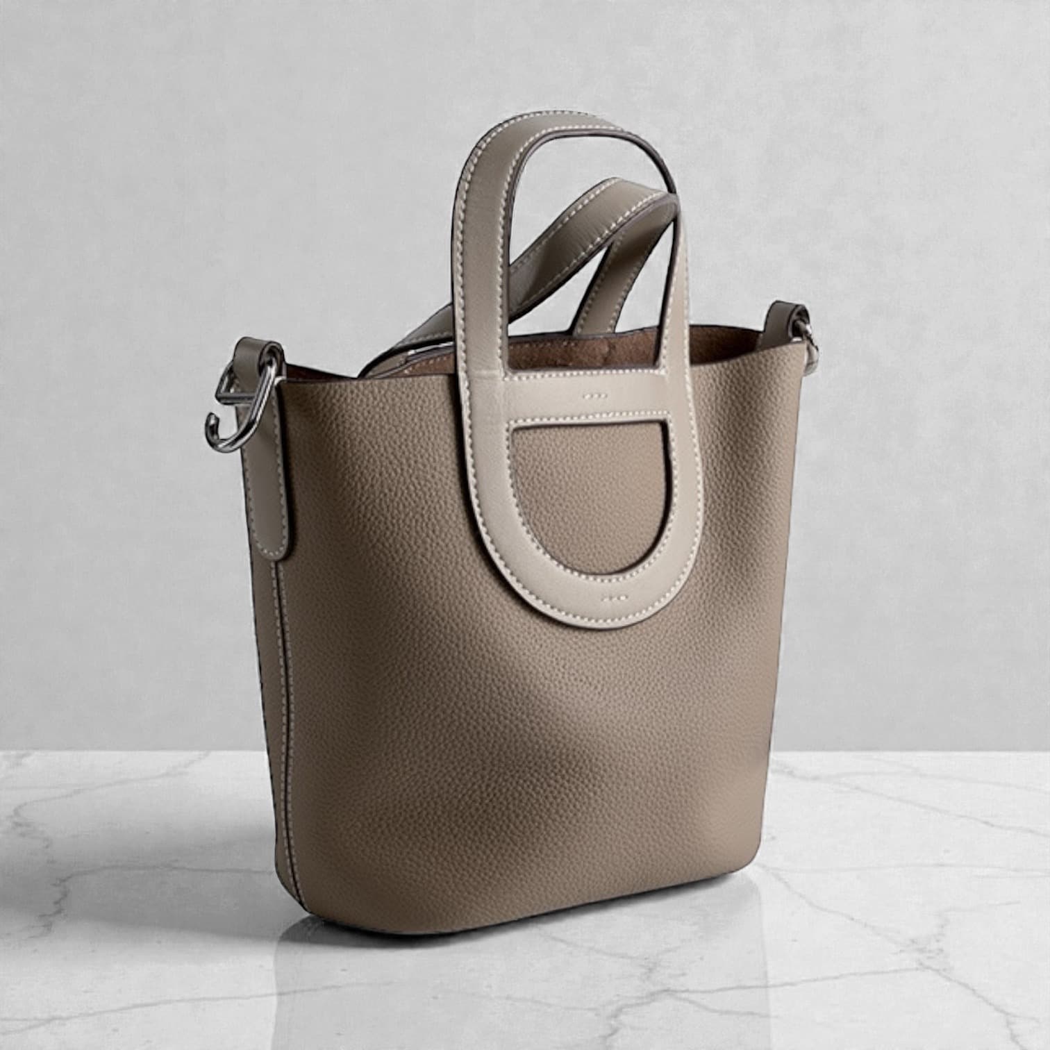 577 本革OVALハンドルバケットバッグ グレージュ 楕円ハンドルが映えるきちんとバッグ ルビリア