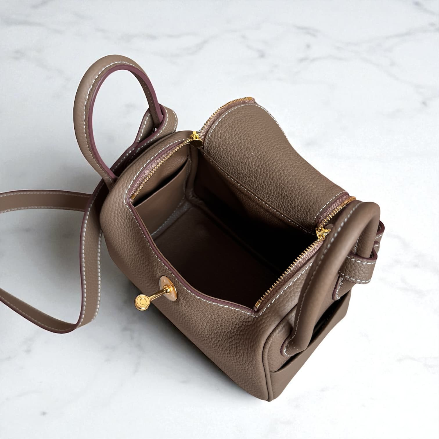 212 牛革RDバッグ/Sサイズ ベージュ / 高級感を演出するゴールド金具