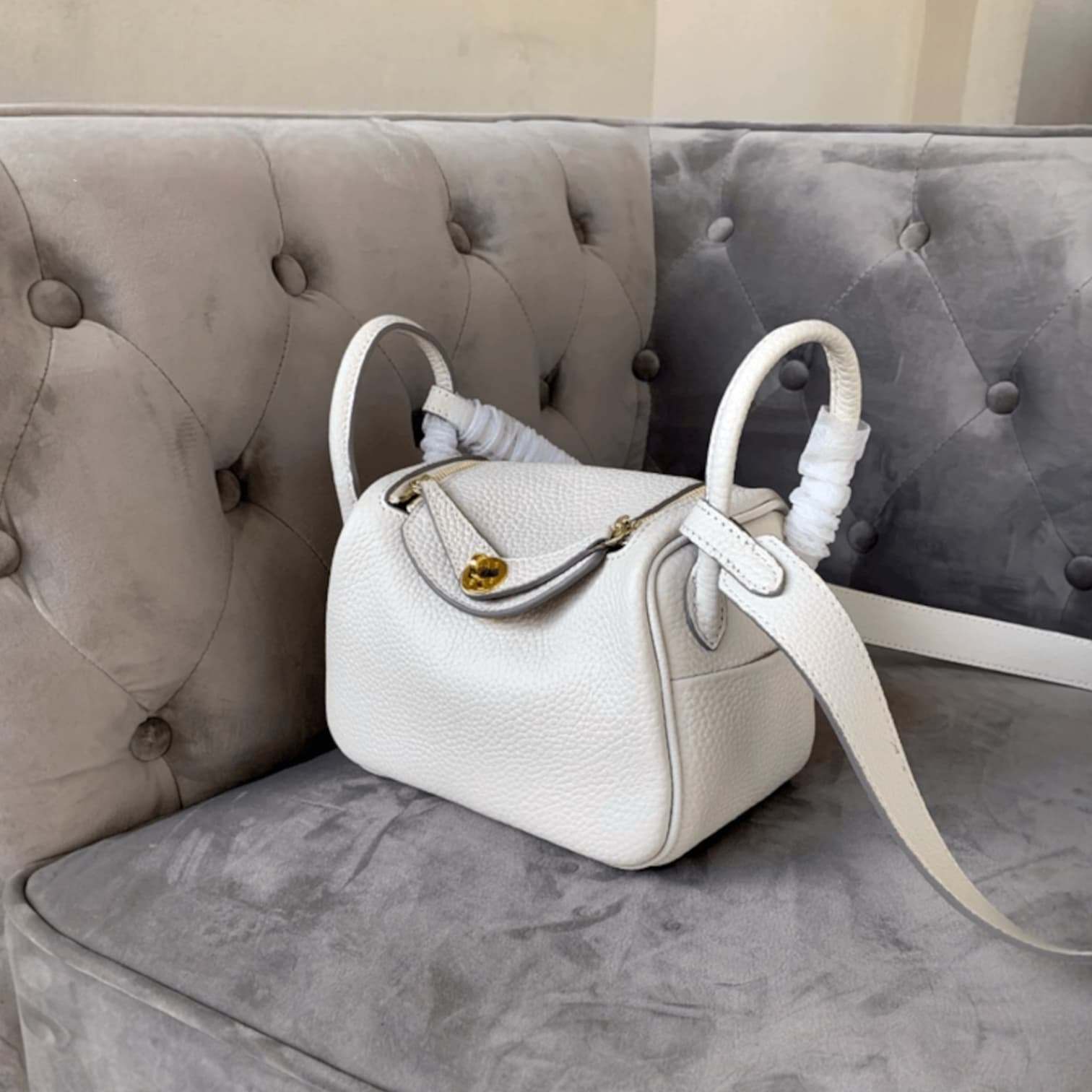 212 牛革RDバッグ/Sサイズ ホワイト / 高級感を演出するゴールド金具