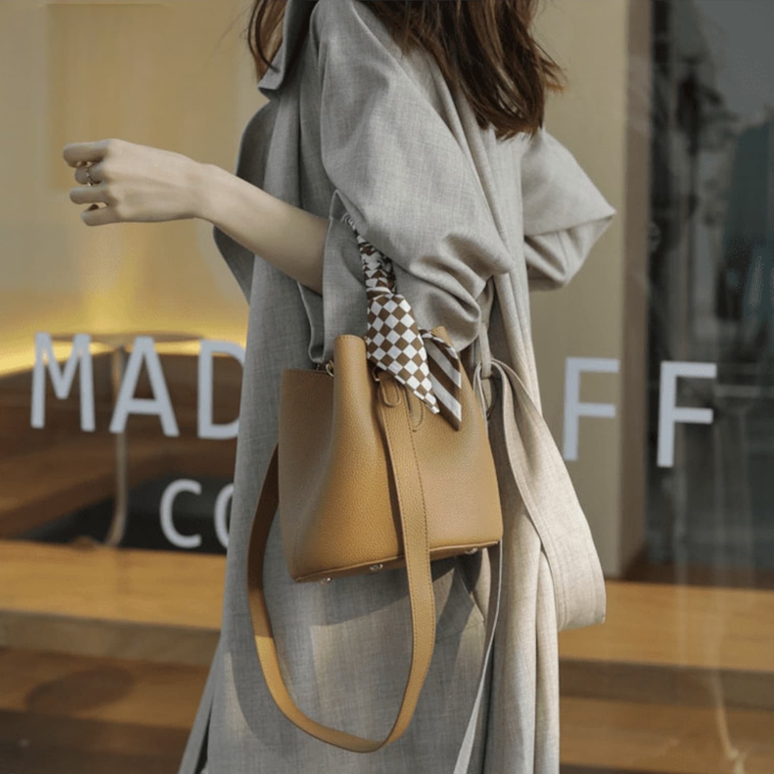 331 牛革TOP’H’バケツバッグ ブラウン|2WAYシルエットで通勤にも休日にも