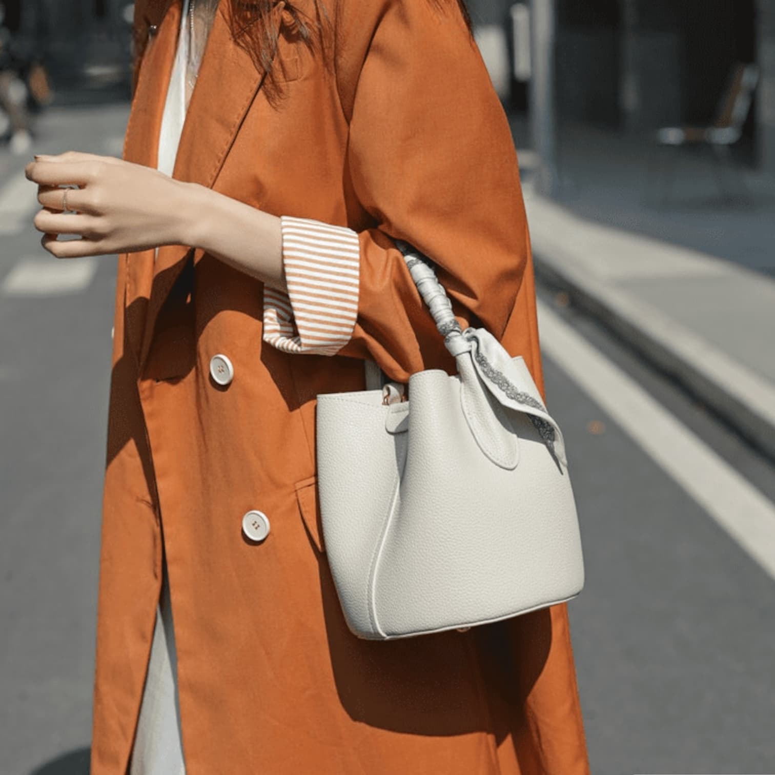 331 牛革TOP’H’バケツバッグ ホワイト|2WAYシルエットで通勤にも休日にも