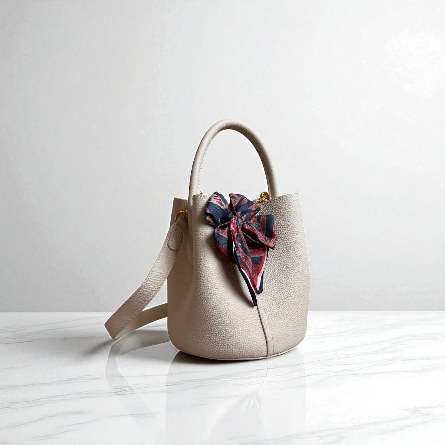 331 牛革TOP’H’バケツバッグ ホワイト|2WAYシルエットで通勤にも休日にも