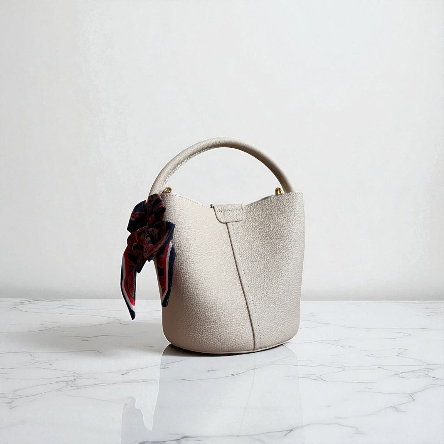 331 牛革TOP’H’バケツバッグ ホワイト|2WAYシルエットで通勤にも休日にも