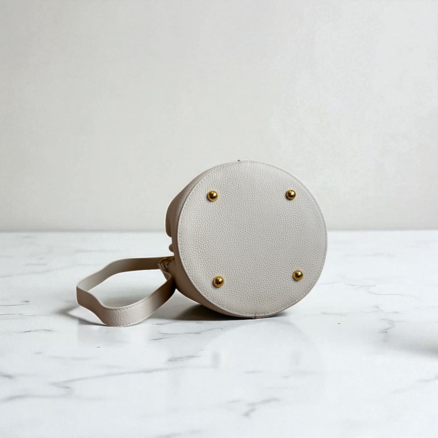 331 牛革TOP’H’バケツバッグ ホワイト|2WAYシルエットで通勤にも休日にも