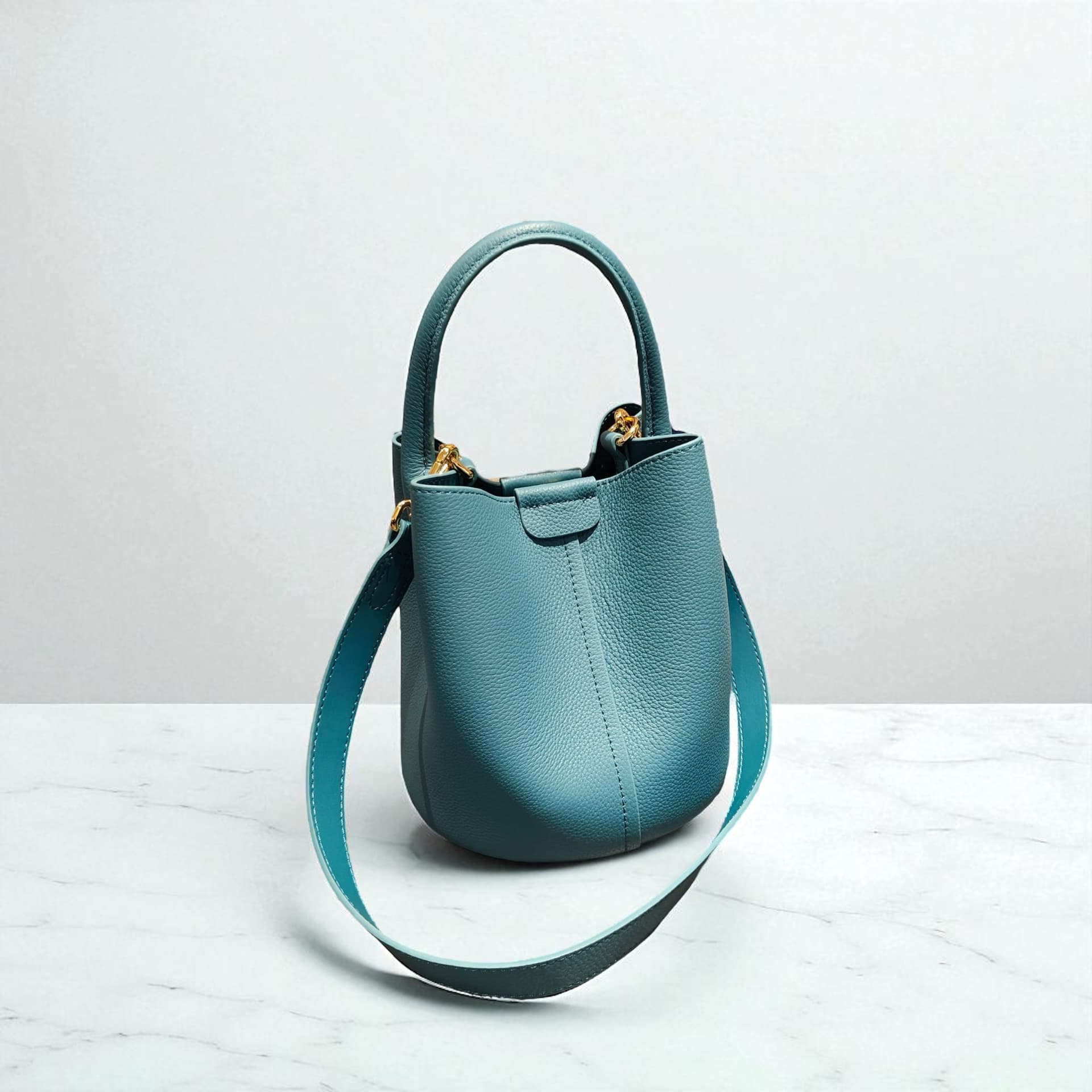 331 牛革TOP’H’バケツバッグ ブルー|2WAYシルエットで通勤にも休日にも